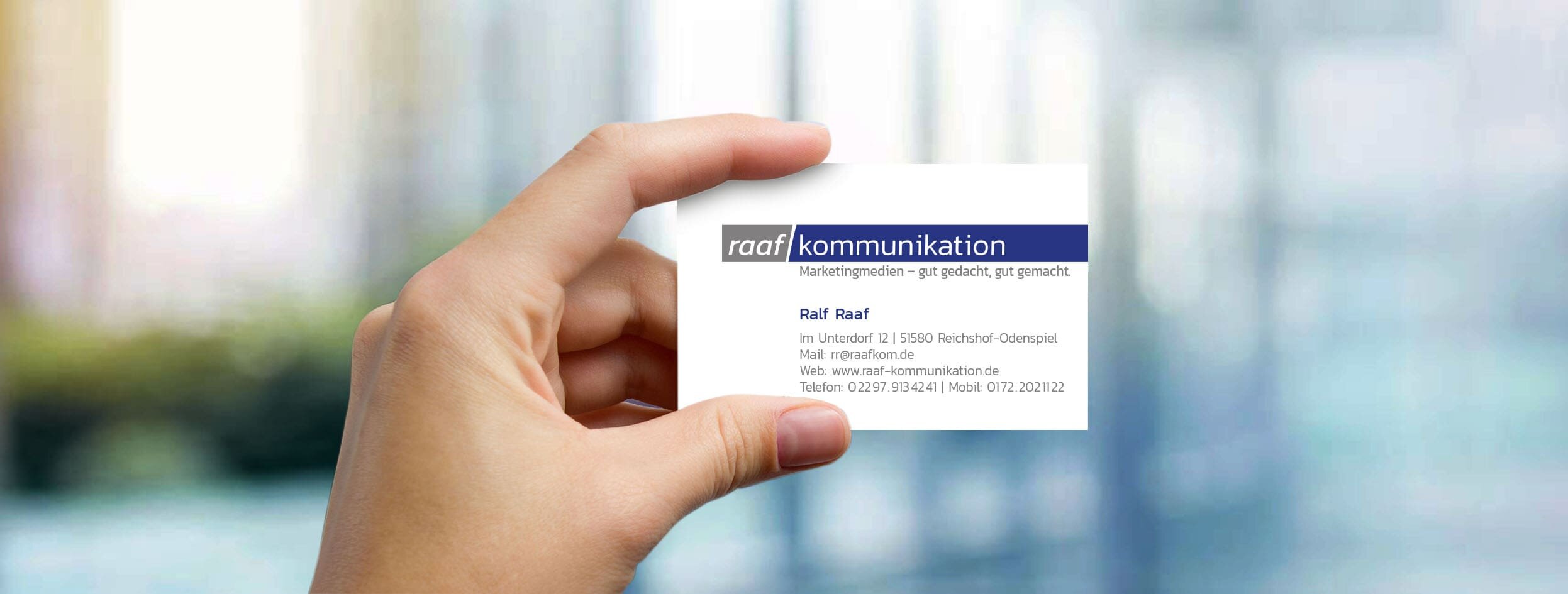 Kontakt – raaf/kommunikation - Hand mit Visitenkarte