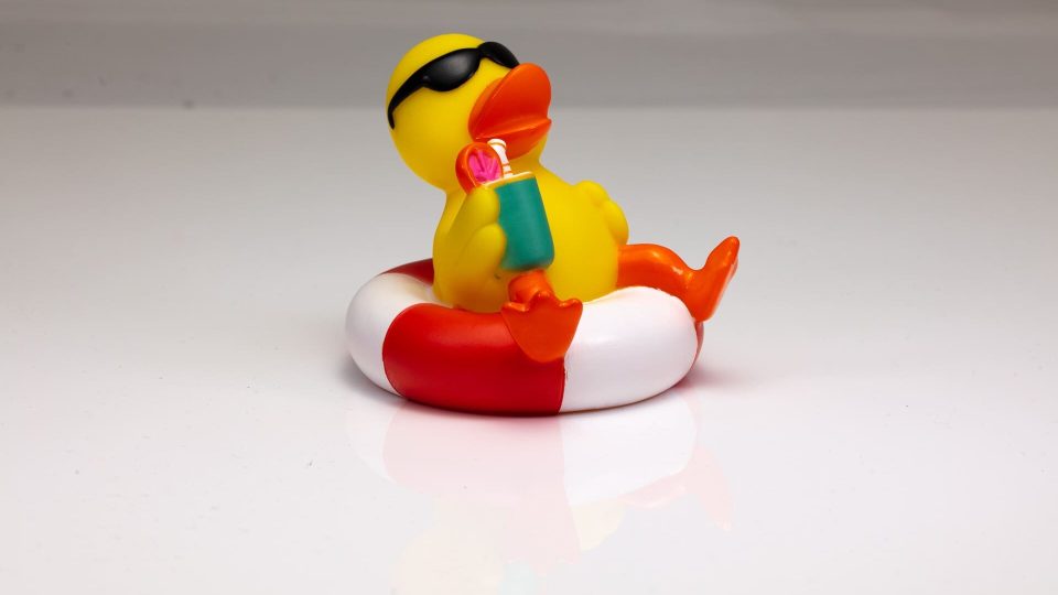 Gummiente im Schwimmring mit Cocktail – Originalaufnahme